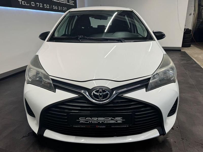 Gebraucht Toyota Yaris 69 PS (50 kW) 2015 Weiß Kleinwagen