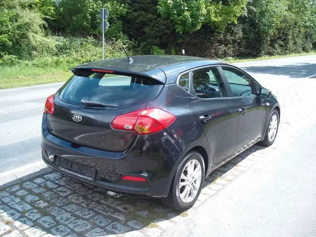Używany Kia Ceed Spirit 99 KM (72 kW) 2012 Czarny Hatchback