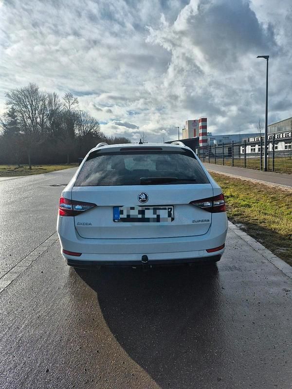 Gebraucht Skoda Superb 150 PS (110 kW) 2017 Weiß Kombi