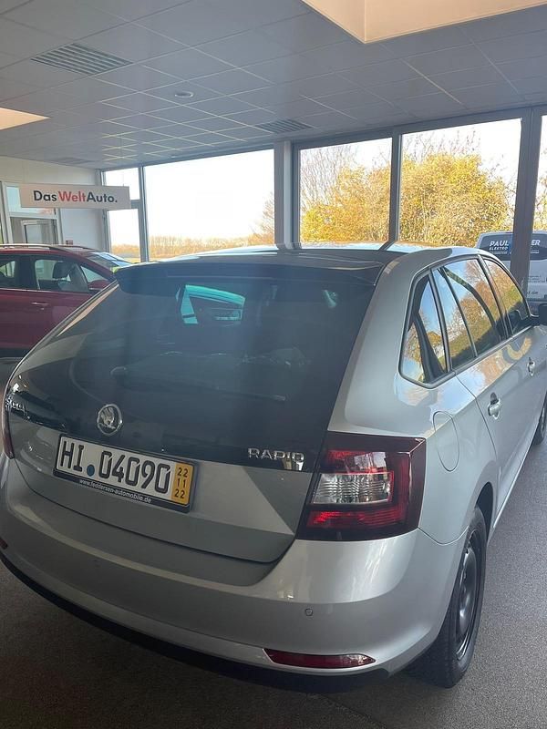 Gebraucht Skoda Rapid Ambition 105 PS (77 kW) 2015 Silber Kleinwagen