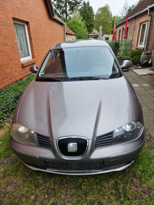 Grau Gebraucht 2005 Seat Ibiza Reference Limousine | 500 € (Superpreis) - Bild 1/4