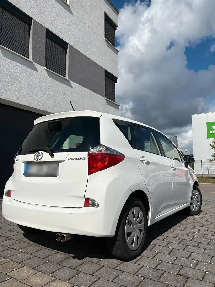 Gebraucht Toyota Verso-S 99 PS (72 kW) 2013 Weiß Van / Kleinbus