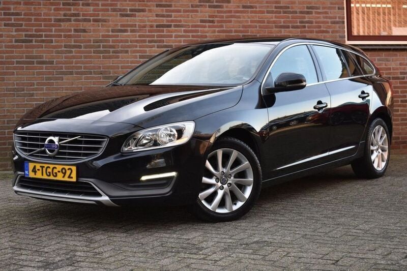 Schwarz Gebraucht 2014 Volvo V60 Momentum Kombi | 6.222 € (Guter Preis) - Bild 1/4
