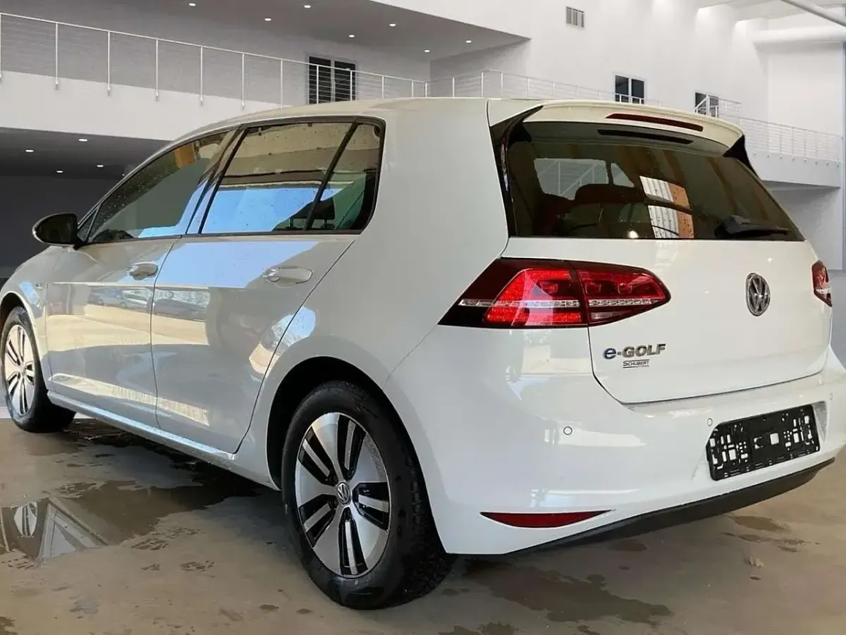 Gebraucht VW e-Golf 85 kW (116 PS) 2016 Pure white Kleinwagen