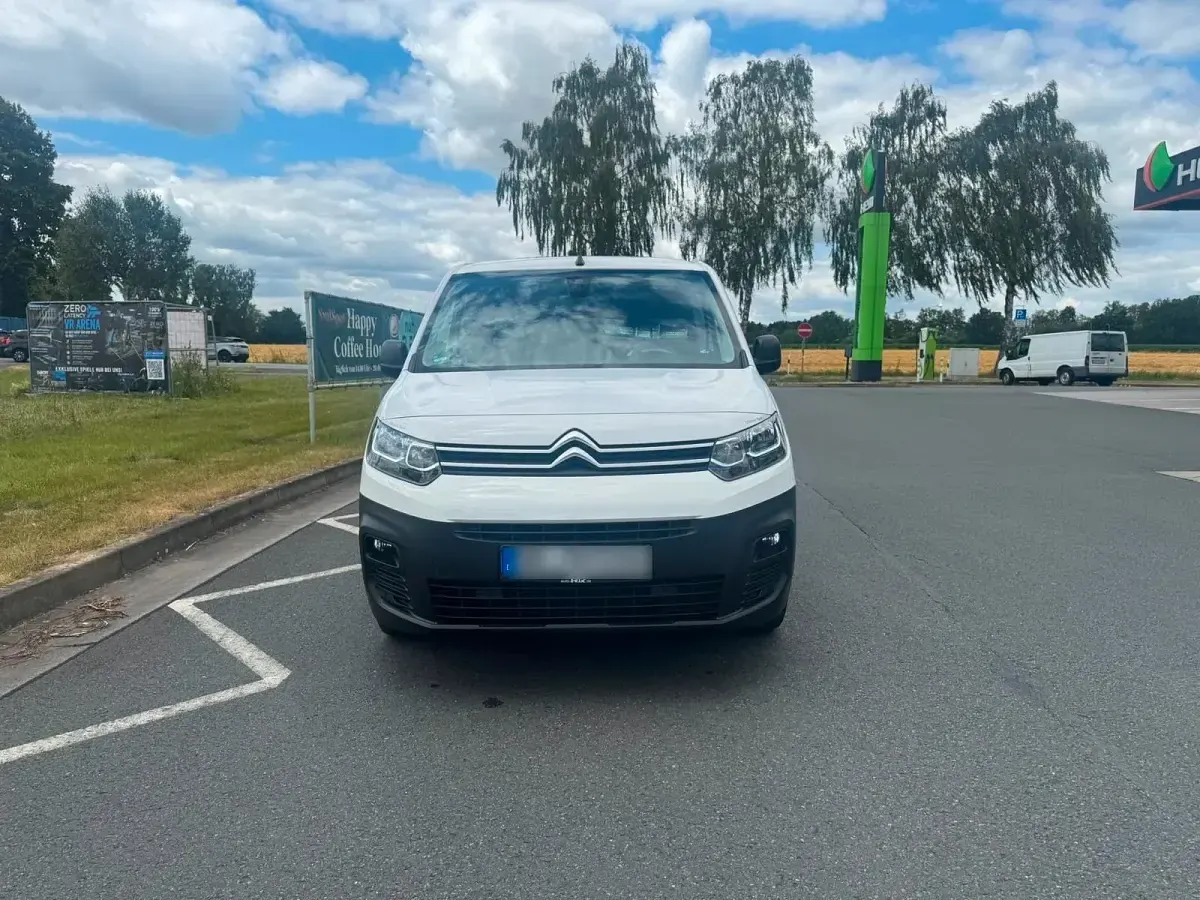 Gebraucht Citroën Berlingo 105 PS (77 kW) 2022 Weiß Van / Kleinbus