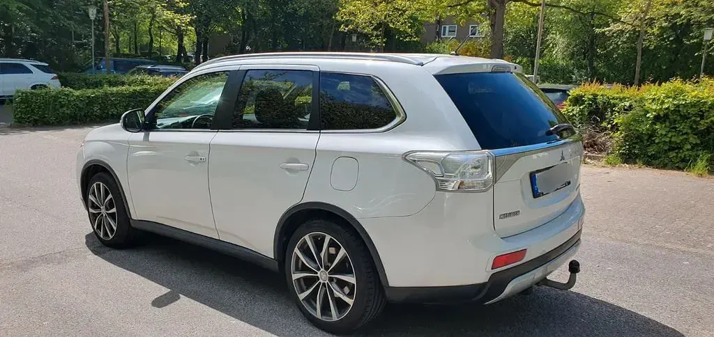 Gebraucht Mitsubishi Outlander Classic Collection Plus 150 PS (110 kW) 2015 Weiß SUV