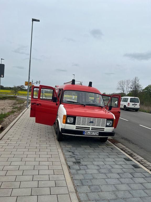 Second-hand Ford Transit 77 CP (56 kW) 1983 Roșu Monovolum