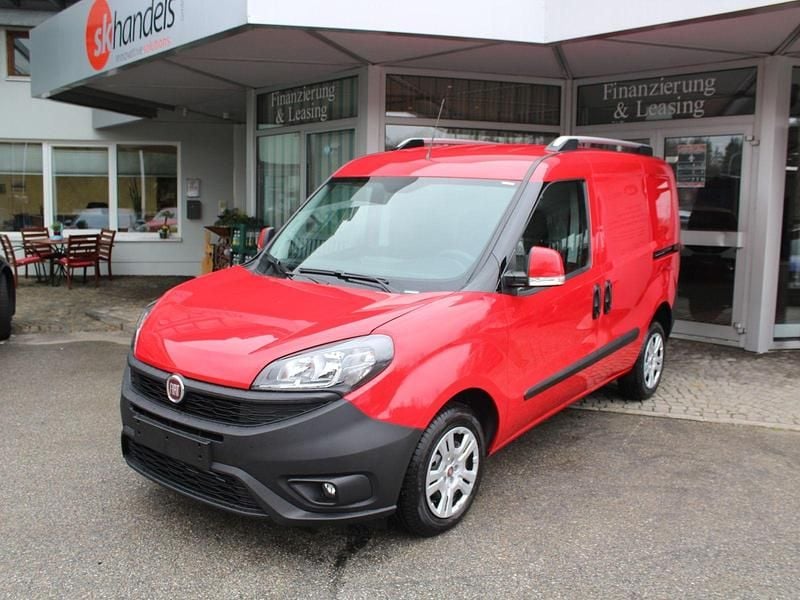 Rot (passione rot) Gebraucht 2022 Fiat Doblò Van / Kleinbus | 15.990 € (Superpreis) - Bild 1/4