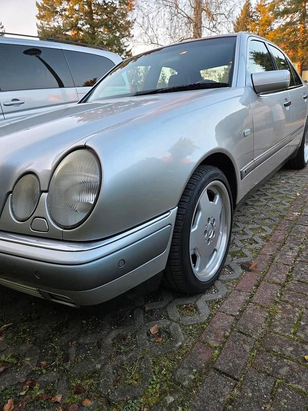 Silber Gebraucht 1998 Mercedes E240 Limousine | 4.200 € - Bild 1/4