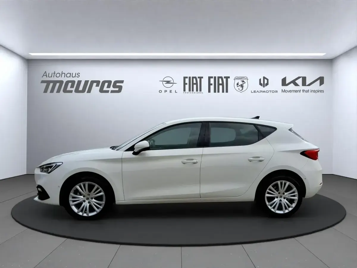 Używany Seat Leon Style 150 KM (110 kW) 2024 Biały Sedan/Limuzyna