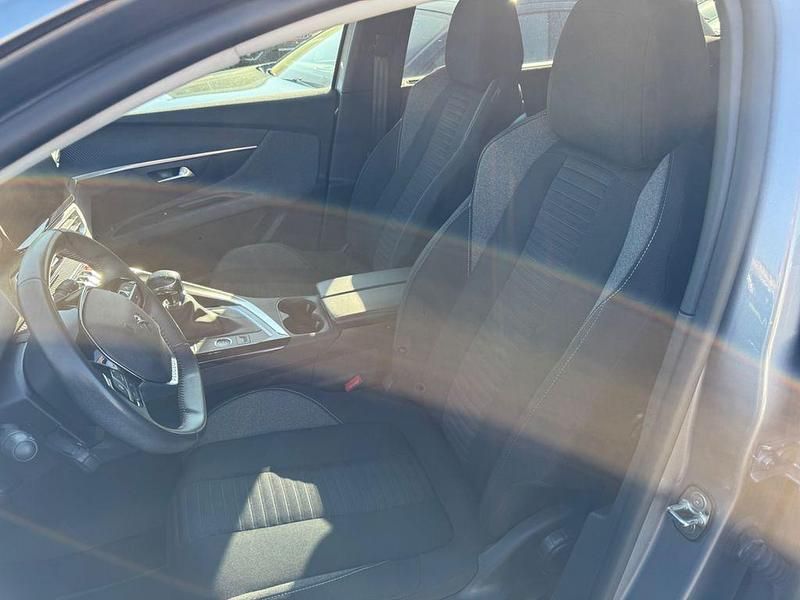 Gebraucht Peugeot 5008 Allure 131 PS (96 kW) 2022 Grau SUV
