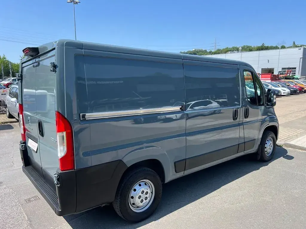 Gebraucht Peugeot Boxer 140 PS (102 kW) 2023 Grau Van