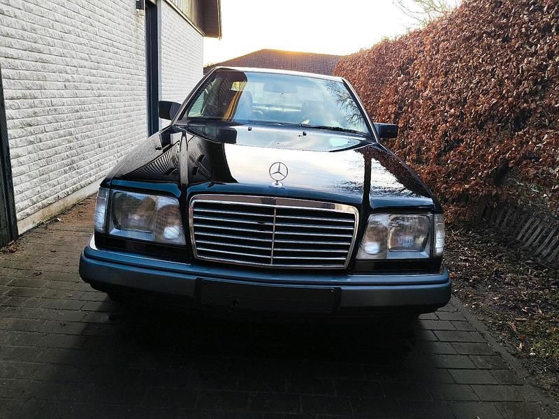 Gebraucht Mercedes E220 150 PS (110 kW) 1992 Schwarz Coupé
