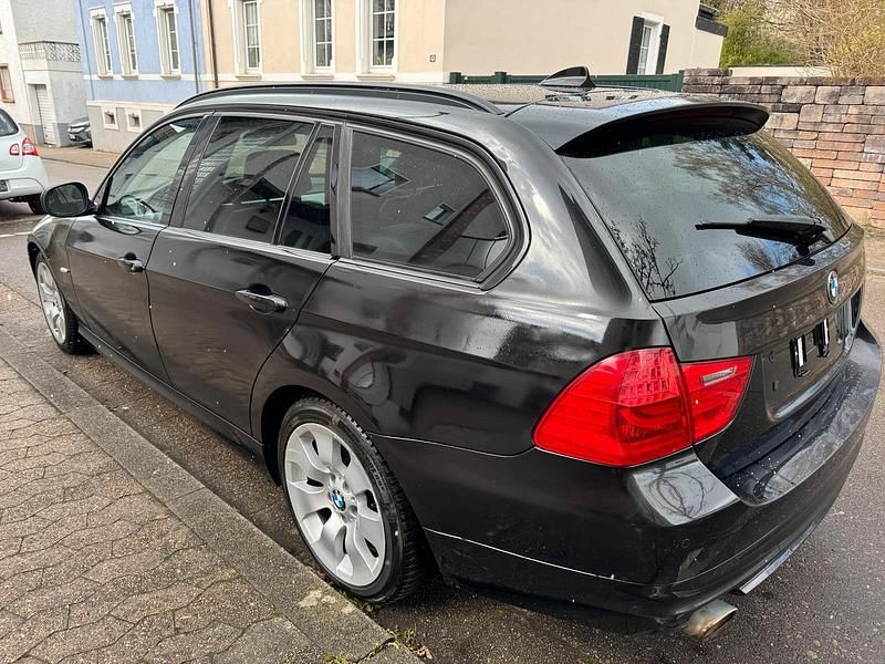 Gebraucht BMW 320 184 PS (135 kW) 2011 Schwarz Kombi
