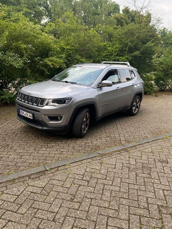 Grau Gebraucht 2017 Jeep Compass Limited SUV | 15.450 € (Fairer Preis) - Bild 1/4