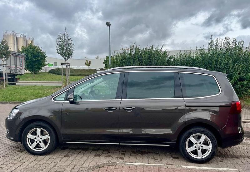 Braun Gebraucht 2018 VW Sharan Van / Kleinbus | 15.500 € (Superpreis) - Bild 1/4