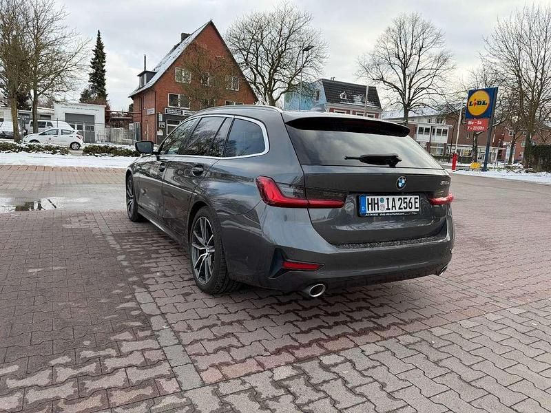 Gebraucht BMW 330e 184 PS (135 kW) 2021 Mineralgrau Kombi