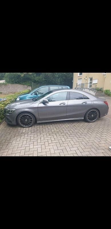 Grau Gebraucht 2018 Mercedes CLA200 AMG line Coupé | 17.650 € (Guter Preis) - Bild 1/4