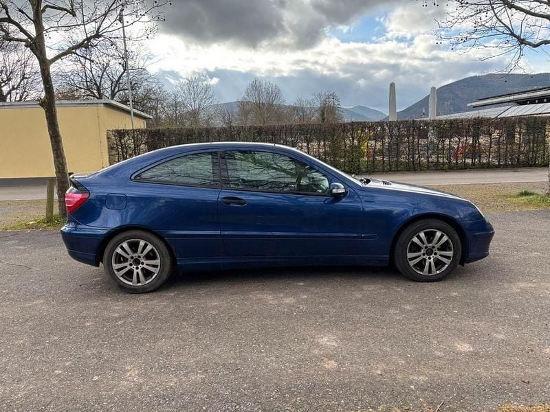 Gebraucht Mercedes C220 143 PS (105 kW) 2002 Blau Coupé