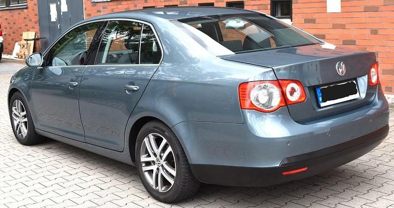 Grau Gebraucht 2006 VW Jetta Sportline Limousine | 2.100 € (Guter Preis) - Bild 1/4