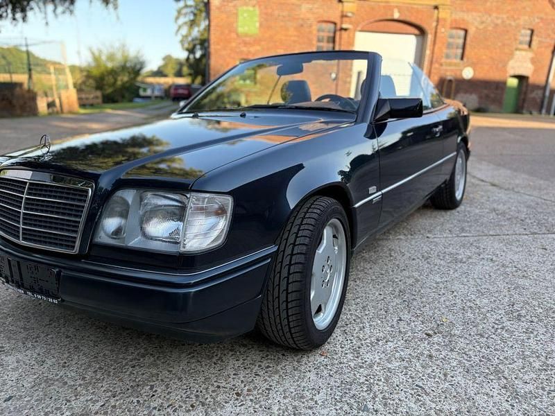 Schwarz Gebraucht 1996 Mercedes E220 Sportline Cabrio | 28.700 € (Fairer Preis) - Bild 1/4