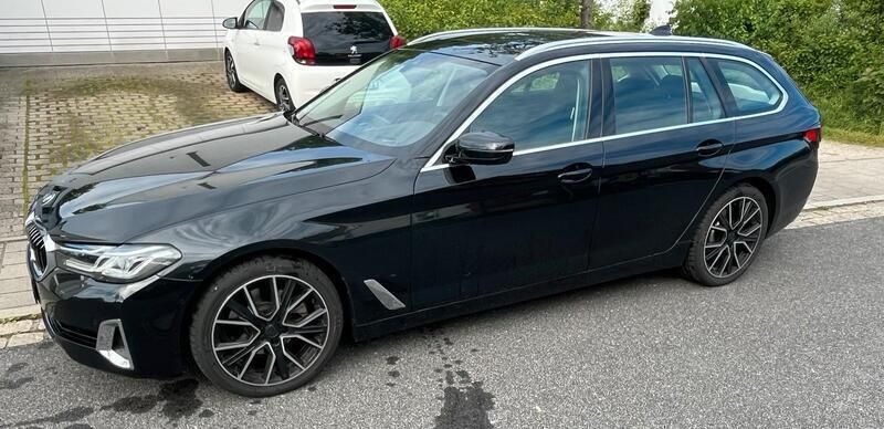 Schwarz Gebraucht 2021 BMW 520 Luxury Line Kombi | 30.999 € (Fairer Preis) - Bild 1/4