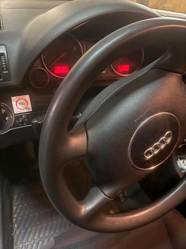 Grau Gebraucht 2001 Audi A4 Limousine | 850 € (Superpreis) - Bild 1/4