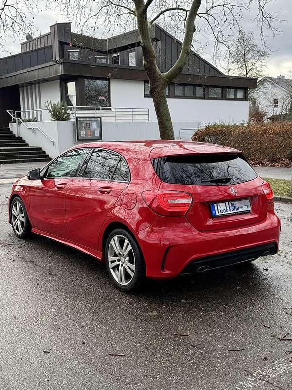 Gebraucht Mercedes A180 122 PS (89 kW) 2015 Rot Kleinwagen