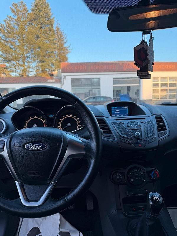 Gebraucht Ford Fiesta 101 PS (74 kW) 2016 Weiß Kleinwagen