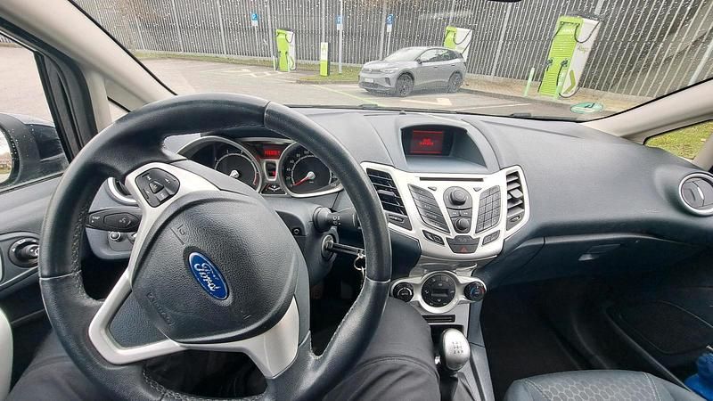 Gebraucht Ford Fiesta Titanium 82 PS (60 kW) 2012 Schwarz Kleinwagen