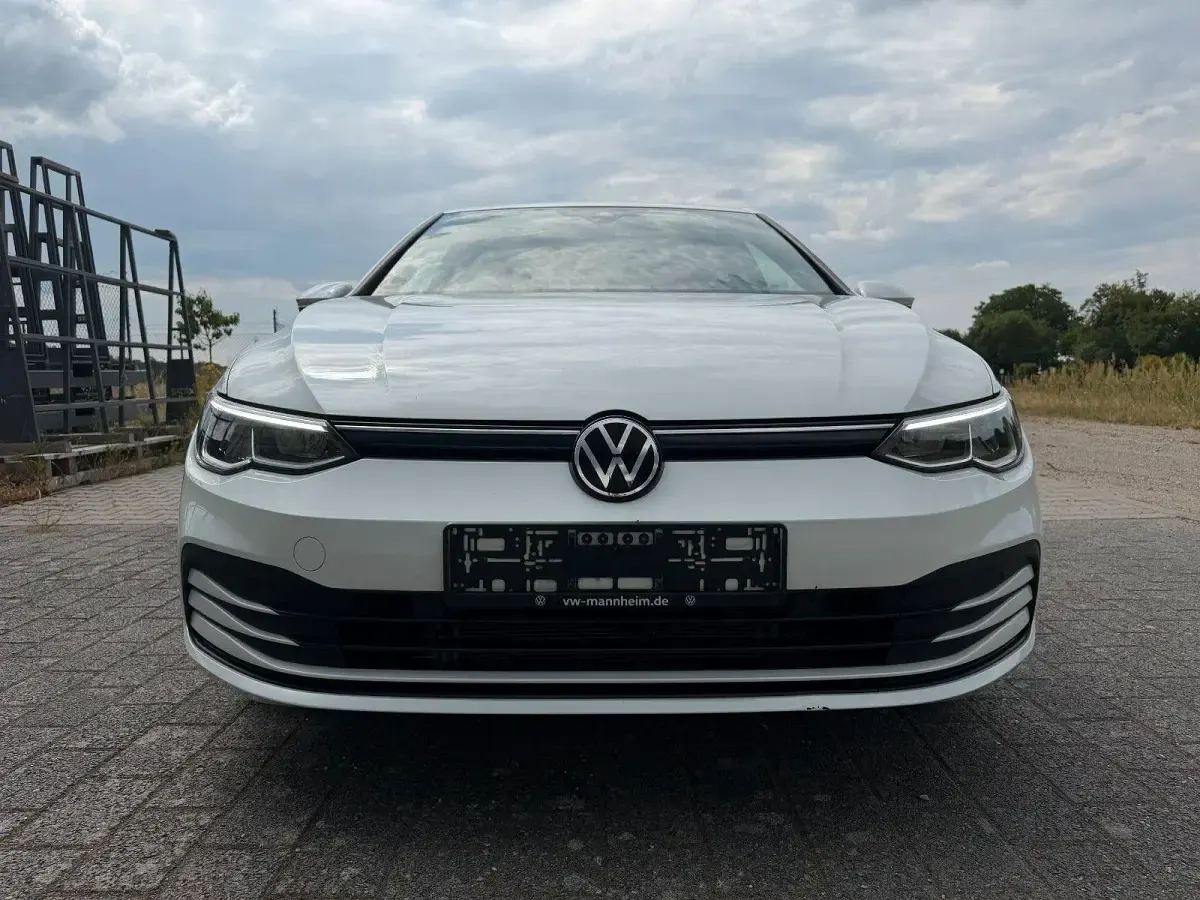 Gebraucht VW Golf VIII Basis 90 PS (66 kW) 2022 Weiß Kleinwagen
