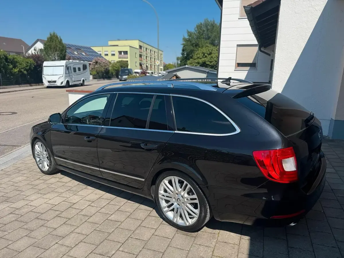 Gebraucht Skoda Superb 170 PS (125 kW) 2011 Schwarz Kombi