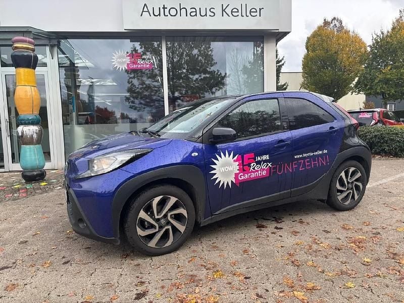 Juniper blue Gebraucht 2024 Toyota Aygo Kleinwagen | 18.380 € (Fairer Preis) - Bild 1/4