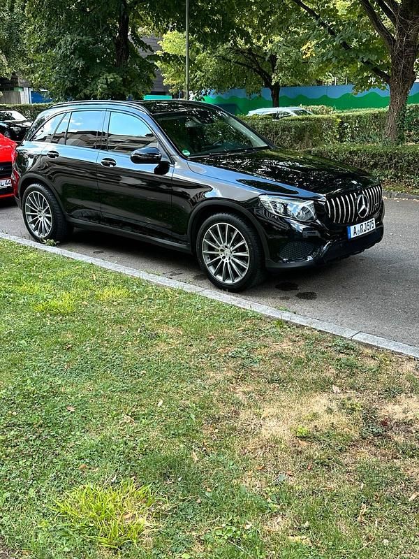 Schwarz Gebraucht 2017 Mercedes GLC250 AMG SUV | 22.500 € (Superpreis) - Bild 1/4