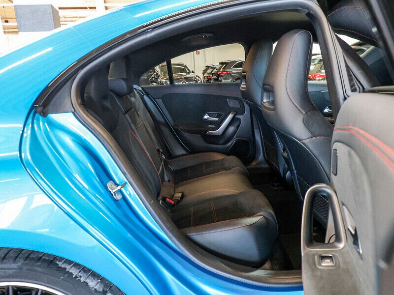 Gebraucht Mercedes CLA220 Premium 190 PS (139 kW) 2024 Blau / hyperblau Limousine
