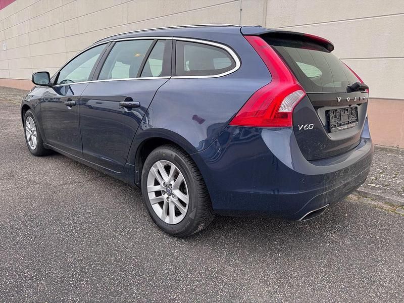 Gebraucht Volvo V60 Summum 181 PS (133 kW) 2015 Blau Kombi