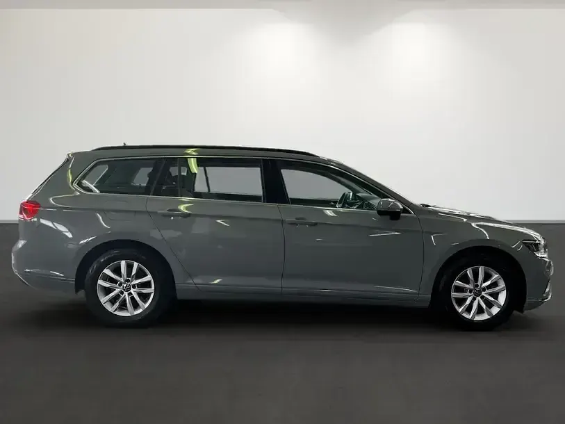 Gebraucht VW Passat Business 150 PS (110 kW) 2022 Mondsteingrau Kombi