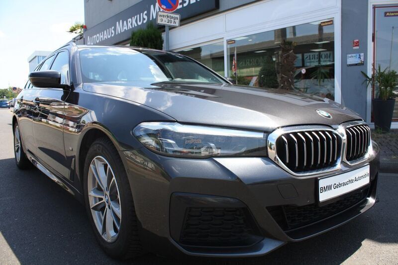 Grau Gebraucht 2022 BMW 520 M Sport Kombi | 28.499 € (Fairer Preis) - Bild 1/4