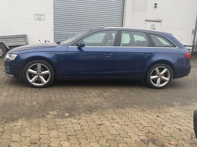 Gebraucht Audi A4 Ambiente 170 PS (125 kW) 2012 Blau Kombi