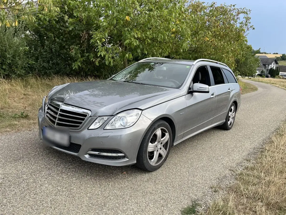 Gebraucht Mercedes E220 Avantgarde 170 PS (125 kW) 2011 Schwarz Limousine