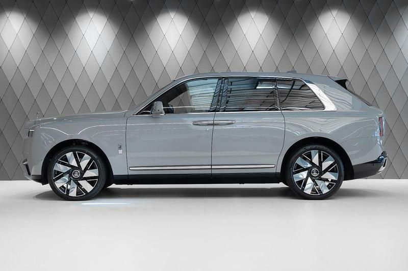 Neu Rolls Royce Cullinan 571 PS (419 kW) 2026 Grau SUV