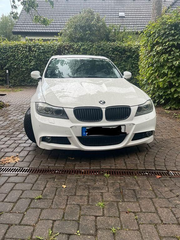 Weiß Gebraucht 2010 BMW 320 M Sport Limousine | 8.999 € - Bild 1/4
