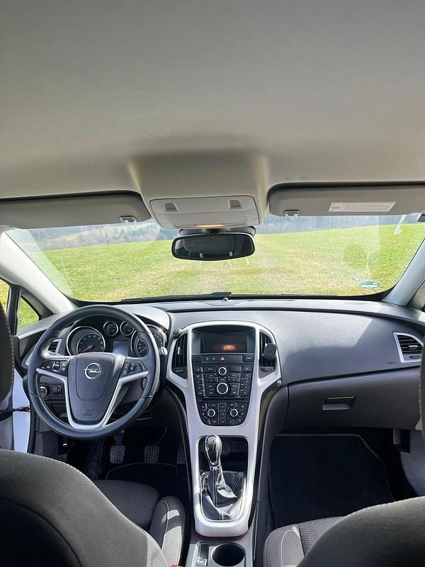 Gebraucht Opel Astra GTC 140 PS (102 kW) 2012 Weiß Limousine