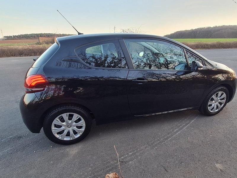 Gebraucht Peugeot 208 Active 82 PS (60 kW) 2016 Schwarz Kleinwagen
