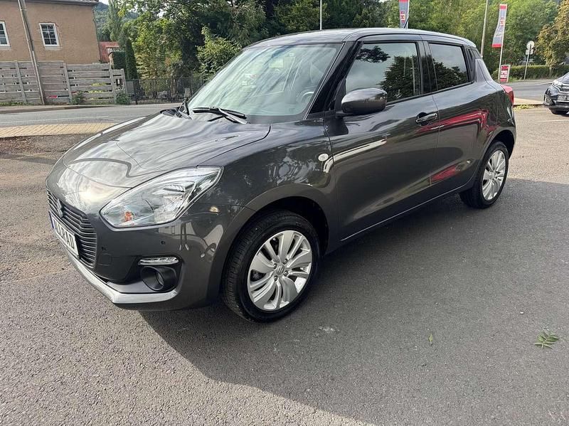Grau Gebraucht 2018 Suzuki Swift Comfort Kleinwagen | 12.990 € (Fairer Preis) - Bild 1/4