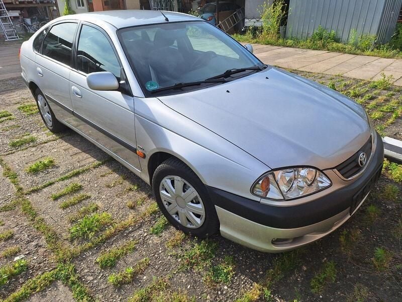 Silber Gebraucht 2002 Toyota Avensis Limousine | 2.500 € (Fairer Preis) - Bild 1/4