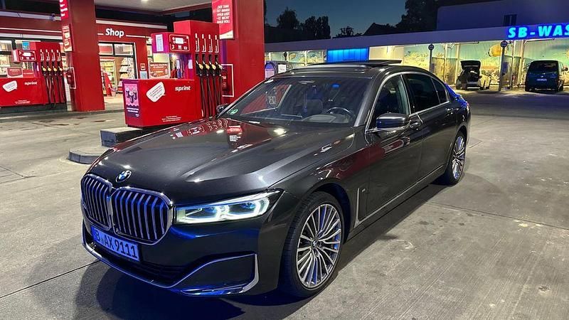 Grau Gebraucht 2019 BMW 740L Exclusive Limousine | 35.400 € (Fairer Preis) - Bild 1/4