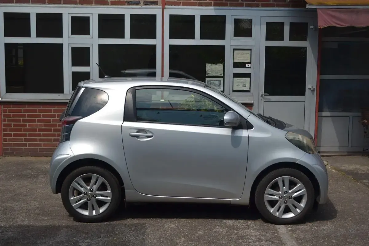 Gebraucht Toyota iQ 98 PS (72 kW) 2010 Silber Kleinwagen