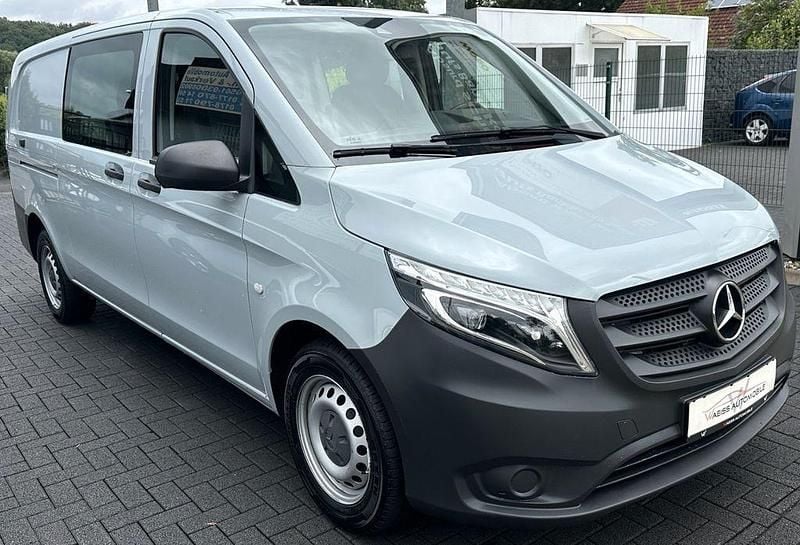 Grau Gebraucht 2021 Mercedes Vito Van / Kleinbus | 29.999 € (Etwas zu teuer) - Bild 1/4