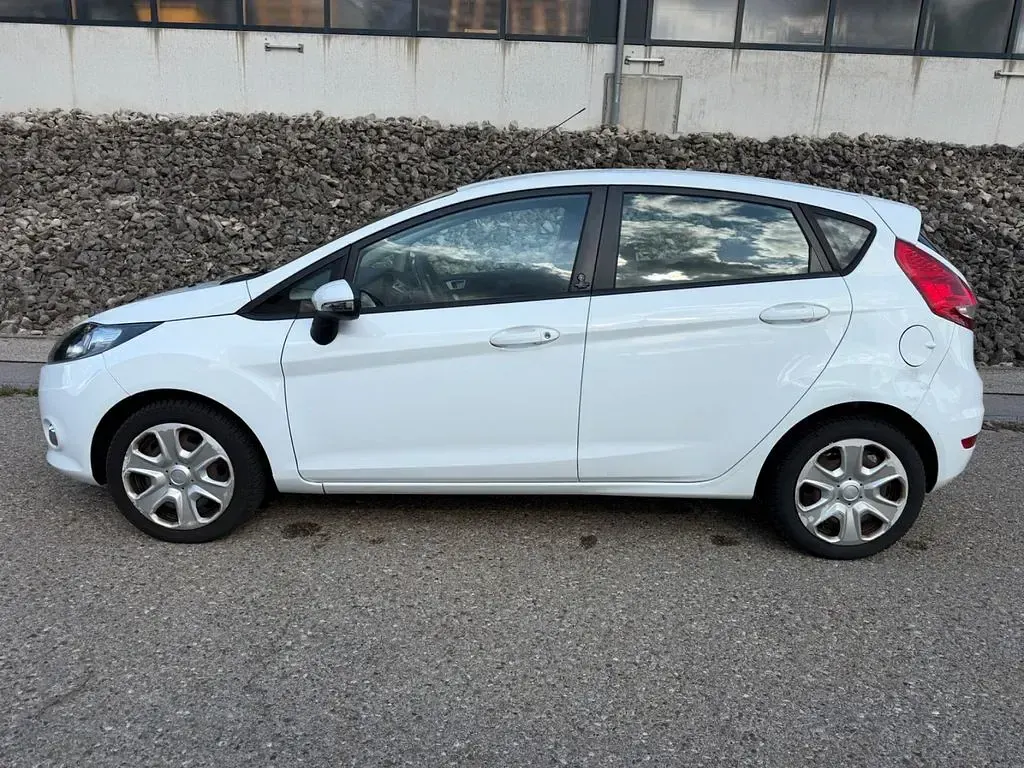 Gebraucht Ford Fiesta 82 PS (60 kW) 2012 Weiß Limousine